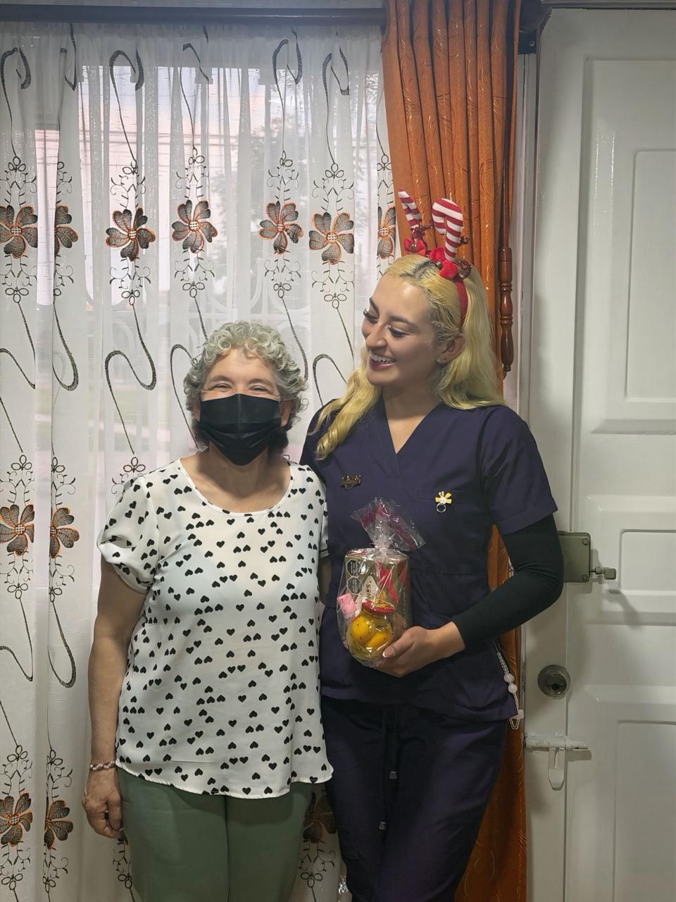 Steffany con paciente adulto mayor